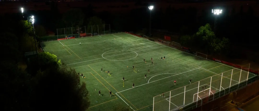 使其非常適合在戶外運動設施中使用。